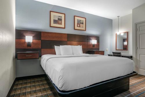 Кровать или кровати в номере MainStay Suites Denham Springs - Baton Rouge East