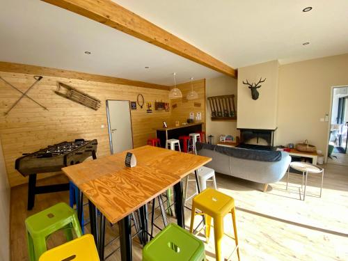 a living room with a table and a kitchen at Domaine aux souvenirs denfance in Bénaix