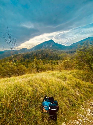 a backpack sitting in the grass on a hill at Domaine aux souvenirs denfance in Bénaix
