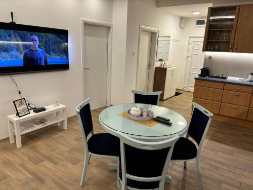 Una cocina o zona de cocina en Vanja Apartman
