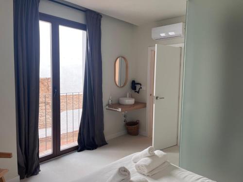 een badkamer met een bed en een raam met een balkon bij Corazón 23 in Córdoba