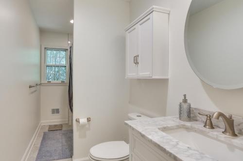 Bilik mandi di 1 Mi to Friendly Center Greensboro Family Home