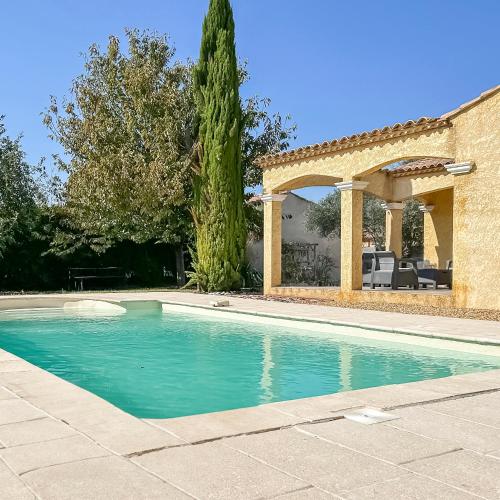 une piscine devant une maison dans l'établissement La Provençale - Villa avec Piscine proche Nîmes, à Redessan