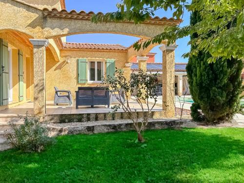 Taman di luar La Provençale - Villa avec Piscine proche Nîmes