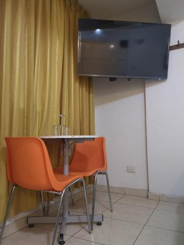 Habitación con mesa, 2 sillas y TV. en Hs Baltimore, en Lima