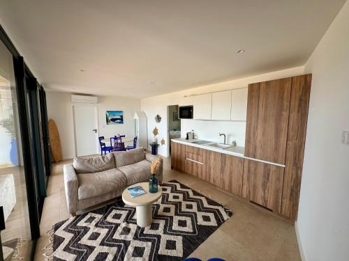 un salon avec un canapé et une table dans l'établissement T2 standing 50m2, vue mer, à Albitreccia