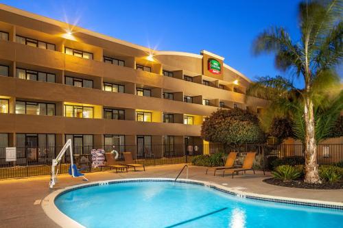 a hotel with a swimming pool in front of a building at Courtyard Fairfield Napa Valley Area in Fairfield