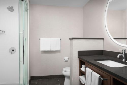 Ένα μπάνιο στο Courtyard by Marriott Paso Robles