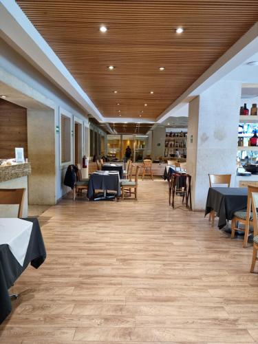 a dining room with tables and chairs and a unintention at Hotel Stella Maris in Mexico City