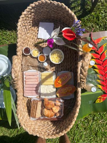 Córrego da LuzにあるCactus Cabanaの草の上に食べ物が詰まったピクニックバスケット