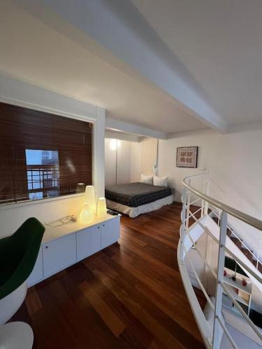 Cette grande chambre comprend un lit et des lits superposés. dans l'établissement Loft Paris Secret Tour Eiffel, à Paris