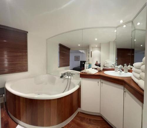 La grande salle de bains est pourvue d'une grande baignoire et de 2 lavabos. dans l'établissement Loft Paris Secret Tour Eiffel, à Paris