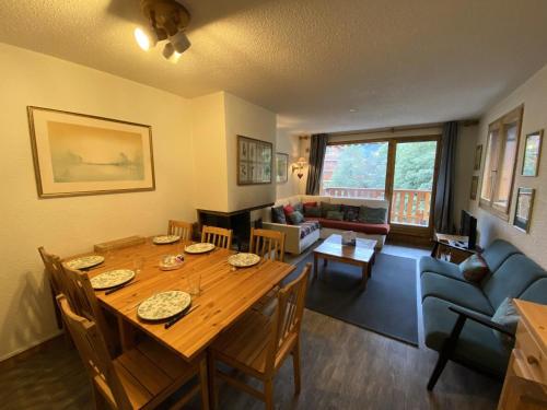 une salle à manger et un salon avec une table et des chaises dans l'établissement Chalet De Meribel - 5 Pièces pour 8 Personnes MAE-7131, à Les Allues