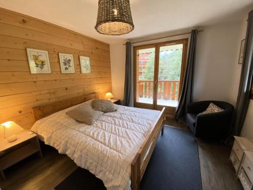 une chambre avec un lit, une chaise et une fenêtre dans l'établissement Chalet De Meribel - 5 Pièces pour 8 Personnes MAE-7131, à Les Allues