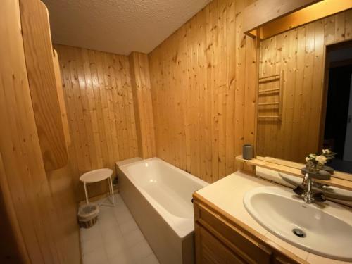 une salle de bain avec une baignoire et un lavabo et une baignoire dans l'établissement Chalet De Meribel - 5 Pièces pour 8 Personnes MAE-7131, à Les Allues