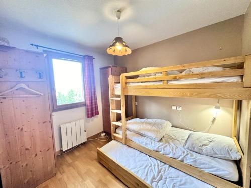 une chambre avec deux lits superposés et une fenêtre dans l'établissement Résidence Le Hameau Des Rennes - T2 PIED DES PISTES, ACCES PISCINE, IDEAL MAE-0771, à Vars