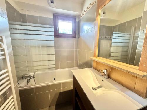 une salle de bain avec un lavabo, une baignoire et un miroir dans l'établissement Résidence Le Hameau Des Rennes - T2 PIED DES PISTES, ACCES PISCINE, IDEAL MAE-0771, à Vars