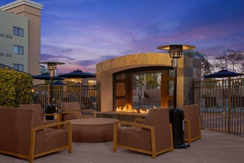 Posezení v ubytování Courtyard San Diego Central - Outdoor Pool, Bar & Restaurant