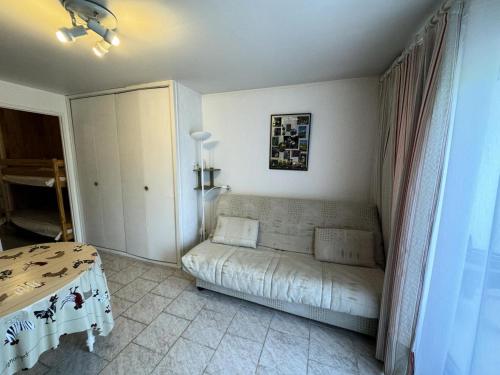 un salon avec un canapé et une table dans l'établissement Résidence Plaine Alpe 1 - Studio · Fonctionnel · Proche des pistes · Parking extérieur MAE-3671, à La Salle Les Alpes