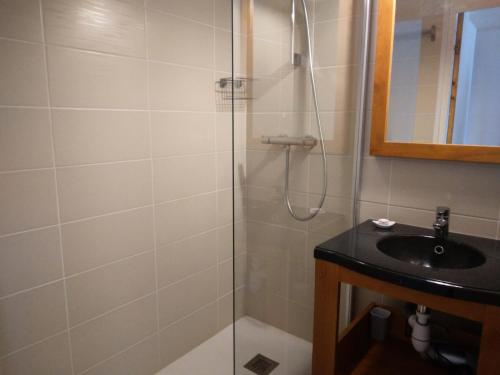 une salle de bain avec douche et lavabo dans l'établissement Résidence Andromede - 2 Pièces pour 5 Personnes 591, à Aime La Plagne