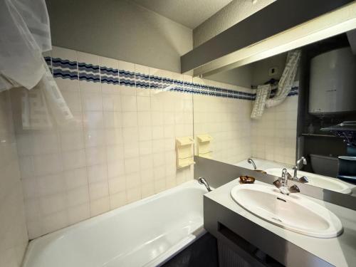 une salle de bain avec un lavabo et une baignoire dans l'établissement Résidence Serre D'aigle - Studio avec coin montagne · Au pied des pistes · Casier à skis privé MAE-0594, à Champcella