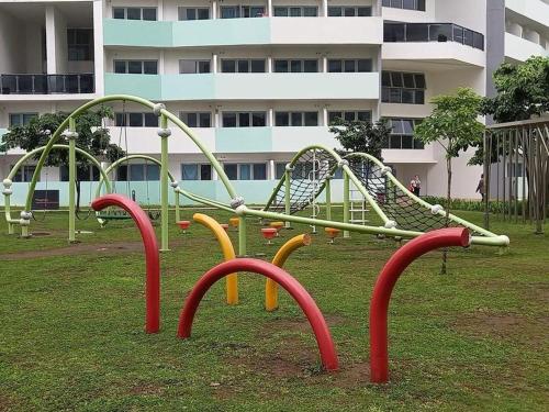 Taman di luar Rox place at The Residences at Commonwealth QC
