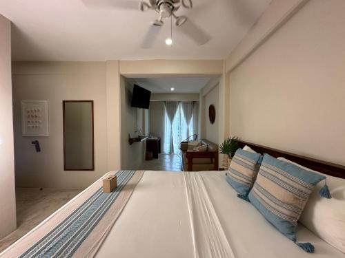 Una cama o camas en una habitación de Noah Beach Hotel & Suites