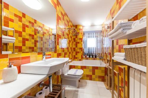 a bathroom with a sink and a toilet and a tub at Apartamento El Espigón (Cimadevilla) in Gijón