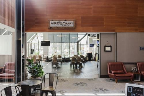 Ruang duduk di Crowne Plaza Suites MSP Airport - Mall of America by IHG
