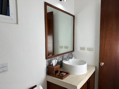 Un baño de Noah Beach Hotel & Suites