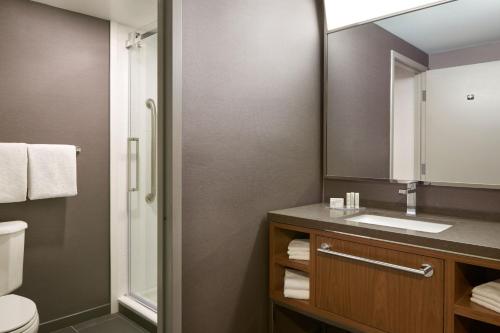 Koupelna v ubytování Courtyard by Marriott Toronto Markham