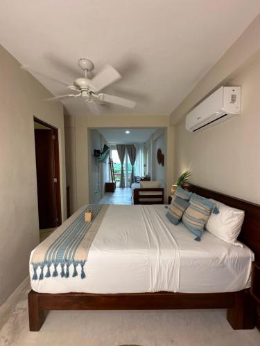 Una cama o camas en una habitación de Noah Beach Hotel & Suites