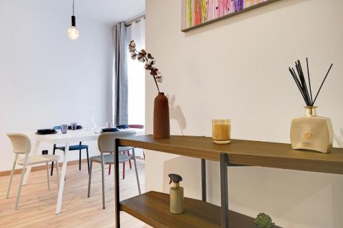 une salle à manger avec une table avec un vase dessus dans l'établissement Le chic à Paris 4P BERCY - DAUMESNIL, à Paris