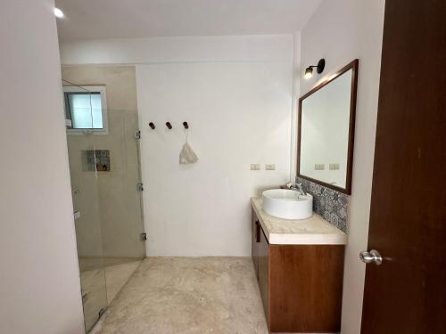 Un baño de Noah Beach Hotel & Suites