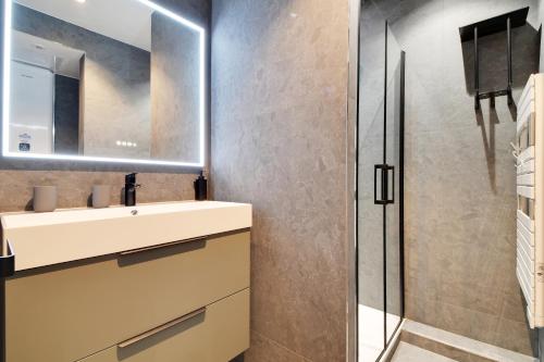 une salle de bain avec un lavabo et une douche dans l'établissement Le chic à Paris 4P BERCY - DAUMESNIL, à Paris