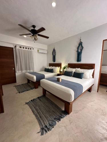 Una cama o camas en una habitación de Noah Beach Hotel & Suites