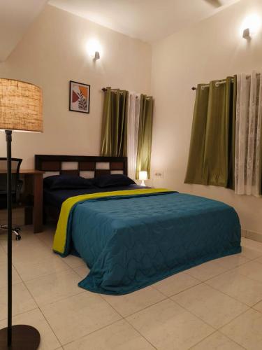Letto o letti in una camera di HomeStayz Crown
