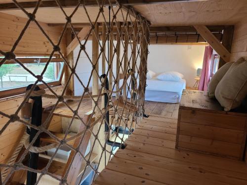 une pièce avec un hamac au milieu d'une chambre dans l'établissement Camping Nysa Paziols, à Paziols