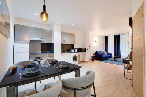 une cuisine et un salon avec une table et des chaises dans l'établissement Elegance a paris 4P BERCY - DAUMESNIL, à Paris