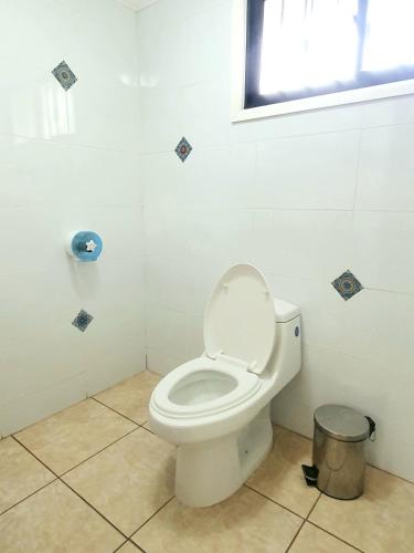 a bathroom with a toilet with the lid up at Nido Del Bosque in Pucón