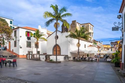 Stylish apartment with balcony and amazing views over Funchal and the sea