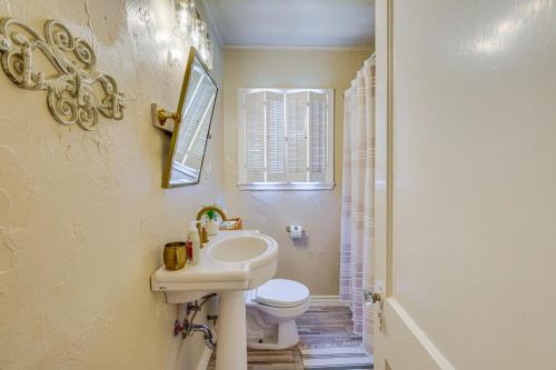 un bagno con lavandino e WC di Home Less Than 2 Mi to McGee Beach and Cole Park! a Corpus Christi