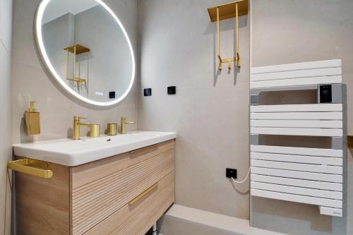 une salle de bain avec un lavabo et un miroir dans l'établissement cocon a paris 4P Daumesnil, à Paris