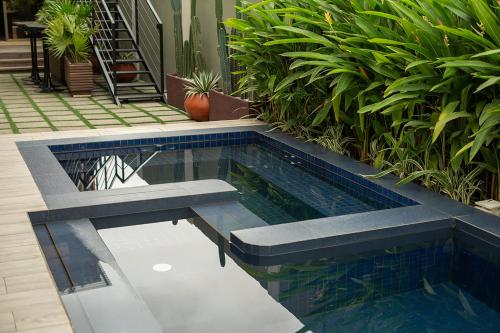 a swimming pool with a bench in a yard at Château NaNa Willine in Accra