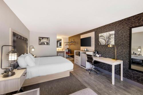 a hotel room with a bed and a desk at Aiden by Best Western South Reno in Reno