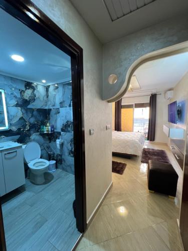 a hotel room with a bathroom with a toilet at Appartement Moderne à El Qods in Oujda