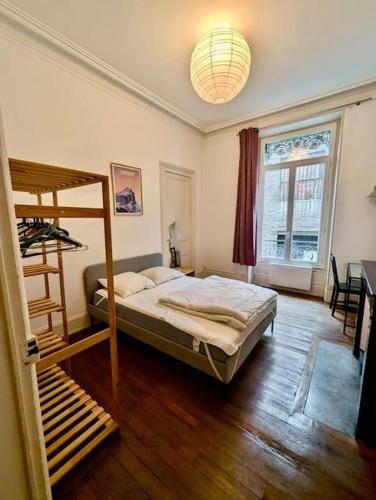 une chambre avec un lit superposé et une fenêtre dans l'établissement Sublime T4 en hyper centre avec 3 chambres, à Grenoble