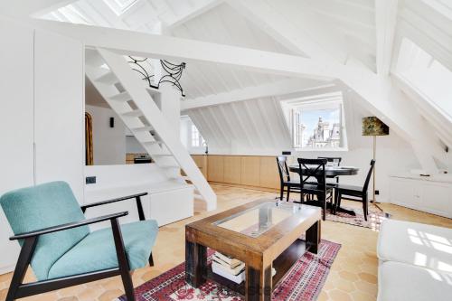 un salon avec une table et des chaises dans l'établissement Ile de la Cite - Seine & Notre Dame View, à Paris