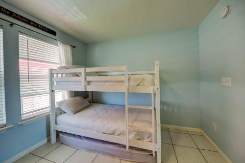 Katil atau katil-katil dalam bilik di Sandy Feet Retreat by Vacation Homes Collection