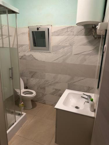 a bathroom with a sink and a toilet and a mirror at VILLA AMINA 2 splendida residenza ideale per vacanza in famiglia in Garguen
